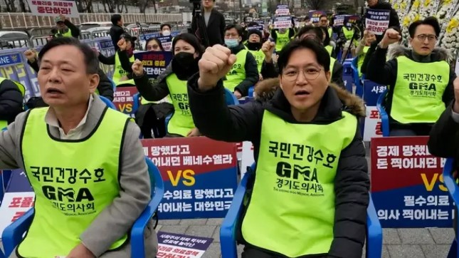 أطباء كوريا الجنوبية يقودون مظاهرة